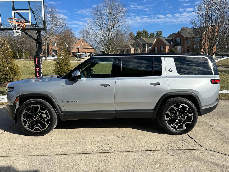 2025 Rivian R1S - Image 17 of 29