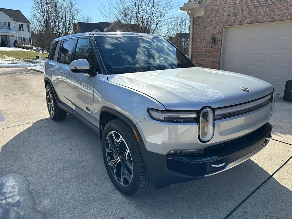 2025 Rivian R1S - Image 24 of 29