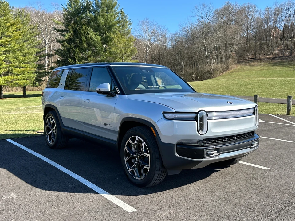 2025 Rivian R1S - Image 23 of 29