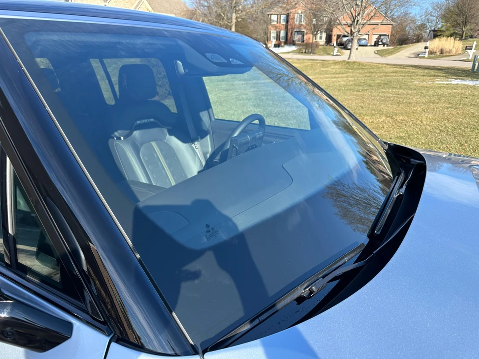 2025 Rivian R1S - Image 26 of 29