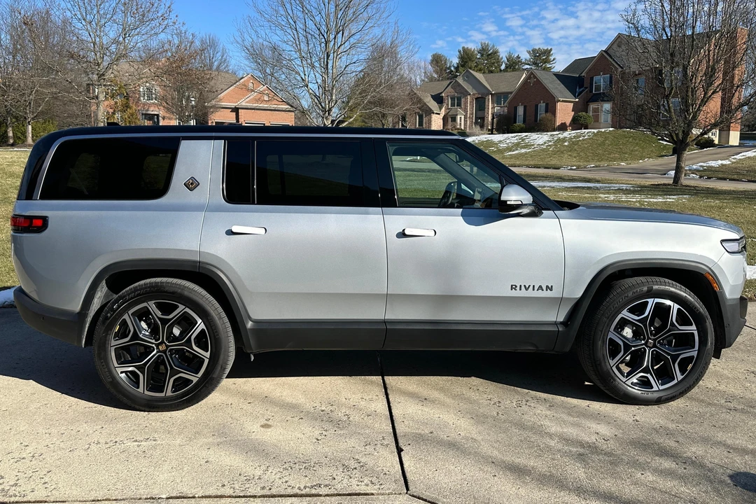 2025 Rivian R1S - Image 3 of 29