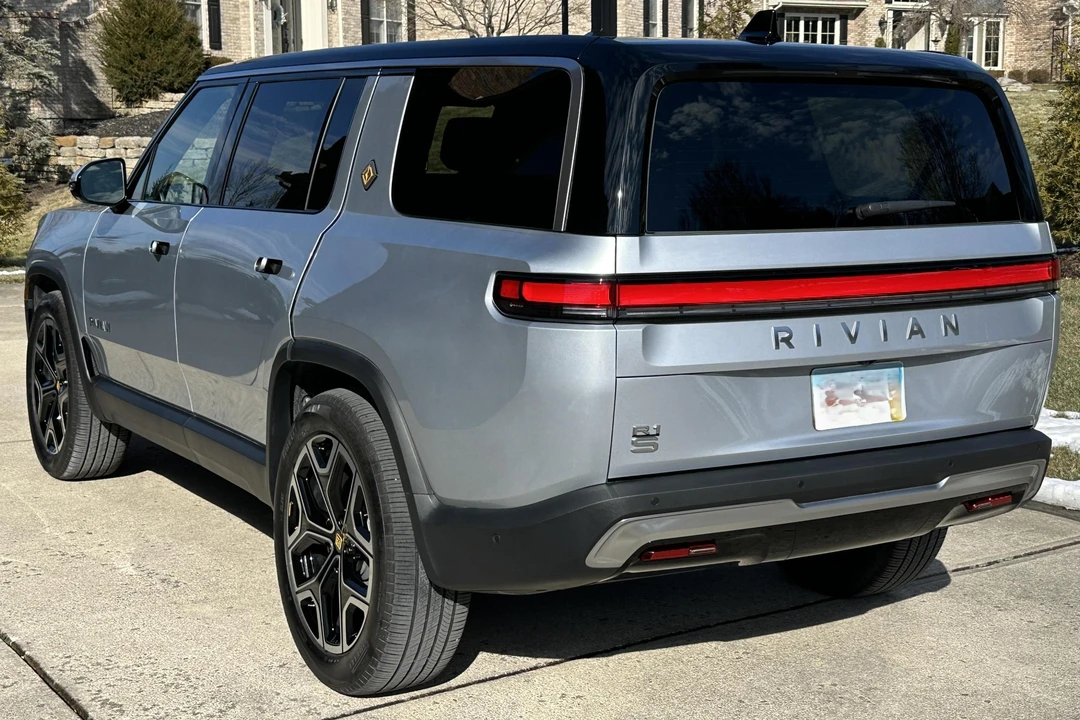 2025 Rivian R1S - Image 4 of 29