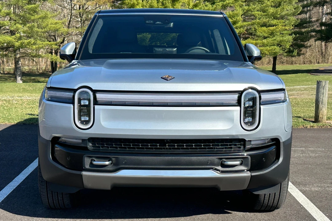2025 Rivian R1S - Image 2 of 29