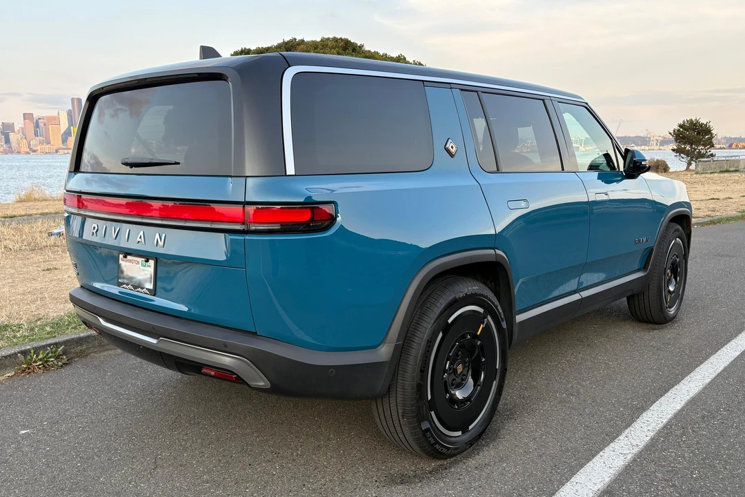 2025 Rivian R1S - Image 4 of 31