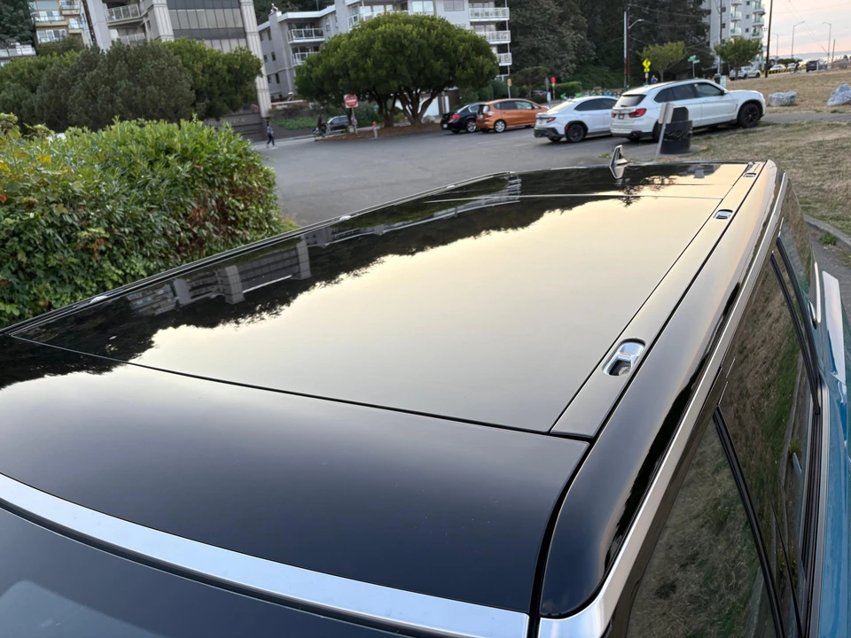 2025 Rivian R1S - Image 25 of 31