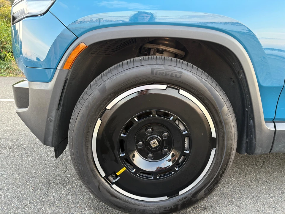 2025 Rivian R1S - Image 28 of 31
