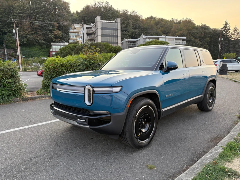 2025 Rivian R1S - Image 7 of 31