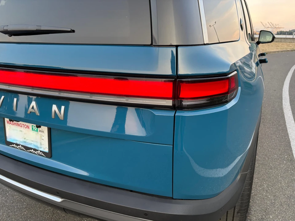 2025 Rivian R1S - Image 21 of 31