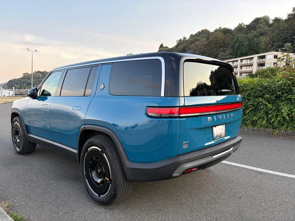 2025 Rivian R1S - Image 11 of 31