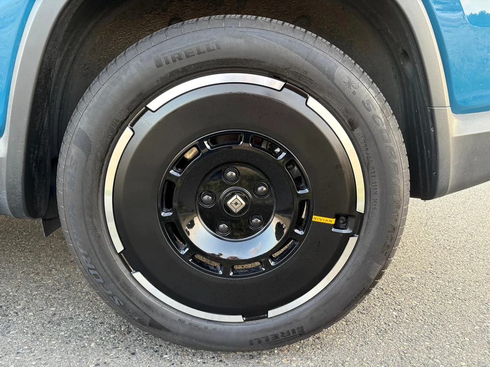 2025 Rivian R1S - Image 29 of 31