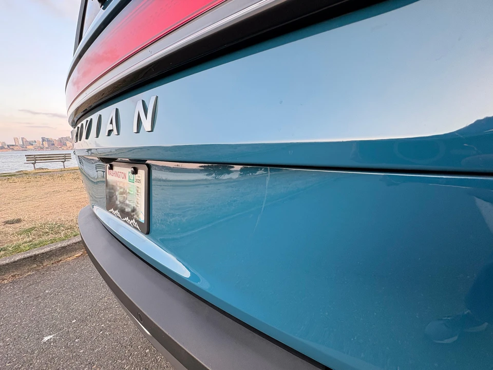 2025 Rivian R1S - Image 20 of 31