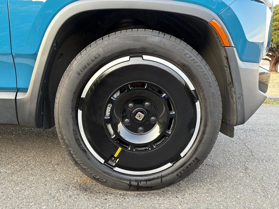 2025 Rivian R1S - Image 31 of 31