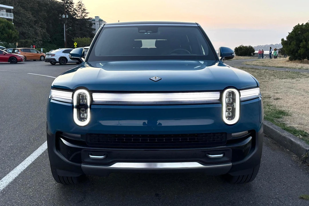 2025 Rivian R1S - Image 2 of 31