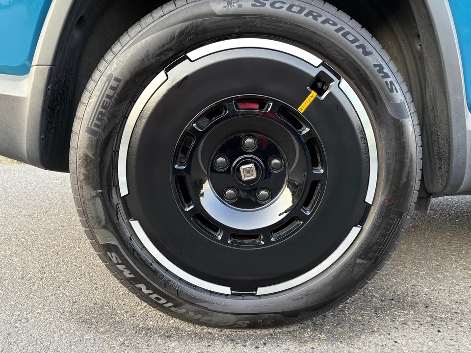 2025 Rivian R1S - Image 30 of 31