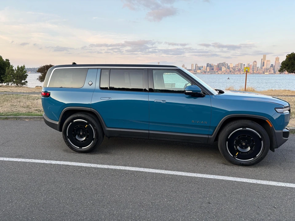 2025 Rivian R1S - Image 14 of 31