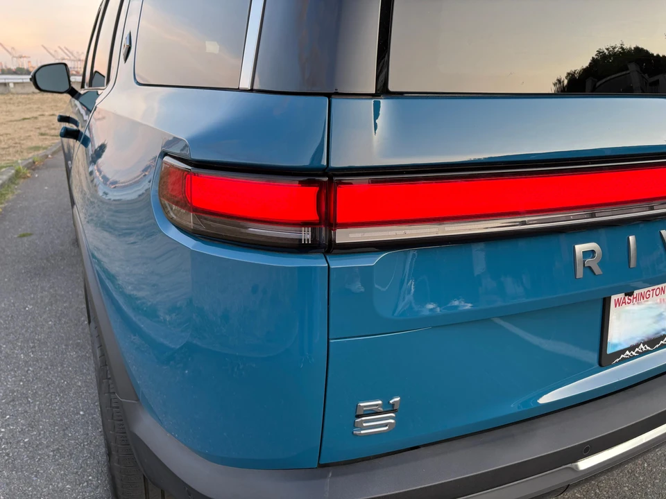 2025 Rivian R1S - Image 18 of 31