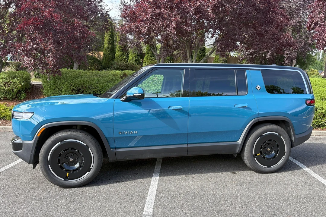 2025 Rivian R1S - Image 8 of 31