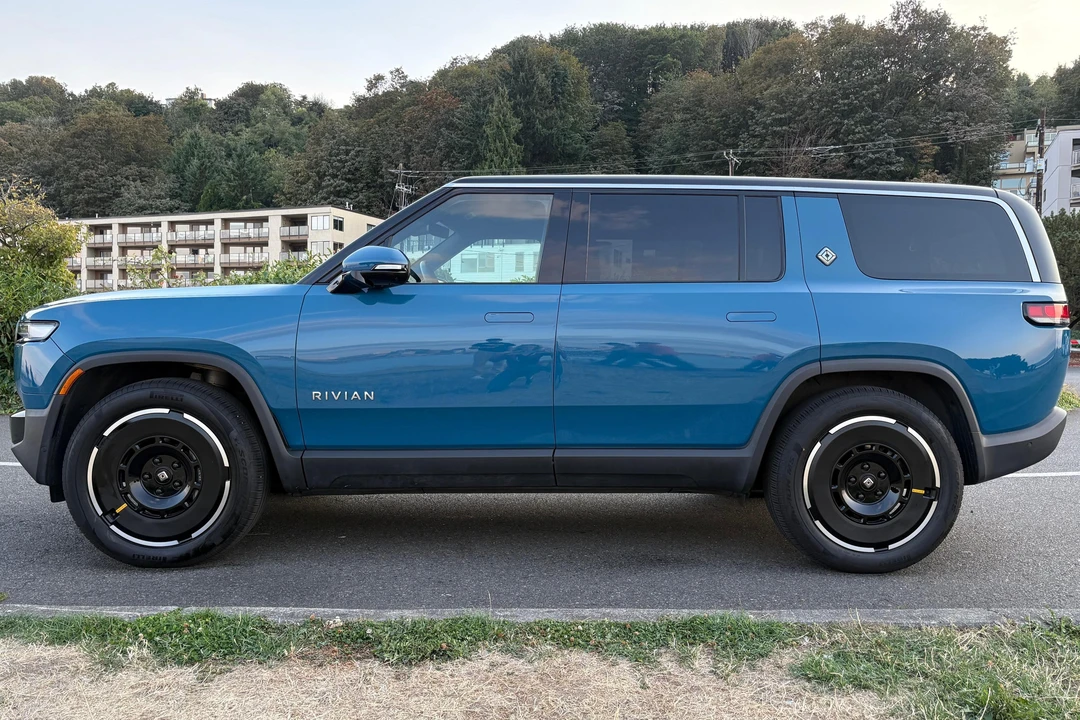 2025 Rivian R1S - Image 3 of 31