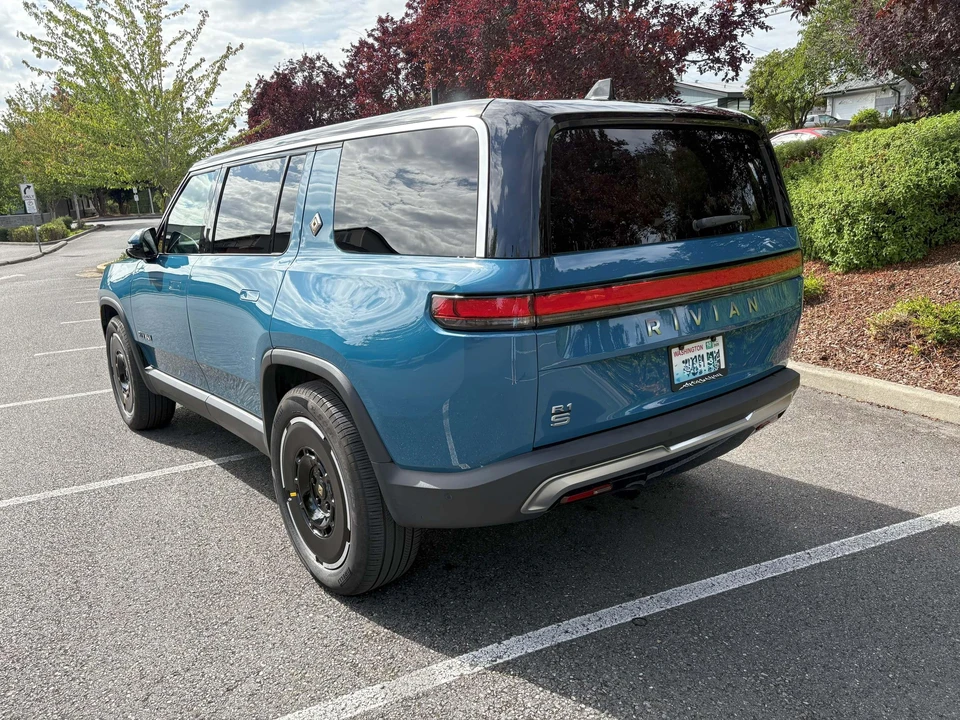 2025 Rivian R1S - Image 12 of 31