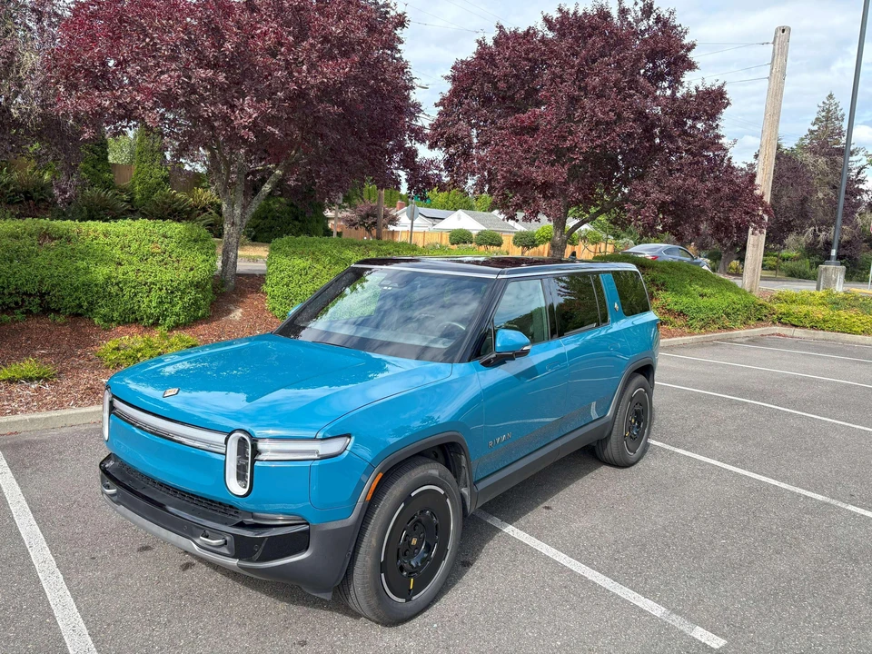2025 Rivian R1S - Image 6 of 31
