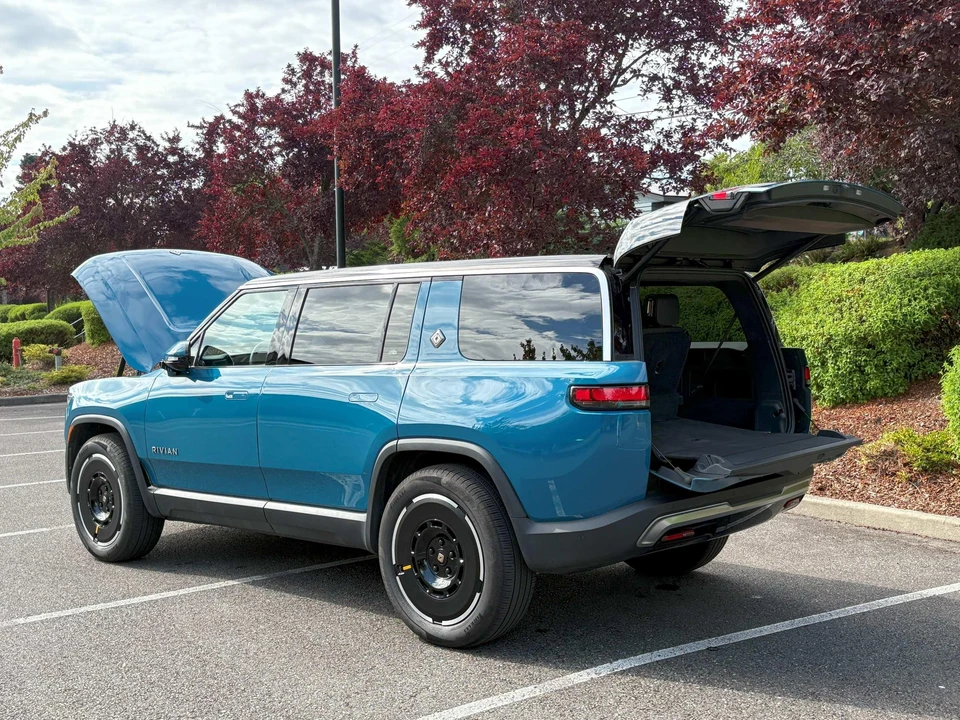2025 Rivian R1S - Image 10 of 31