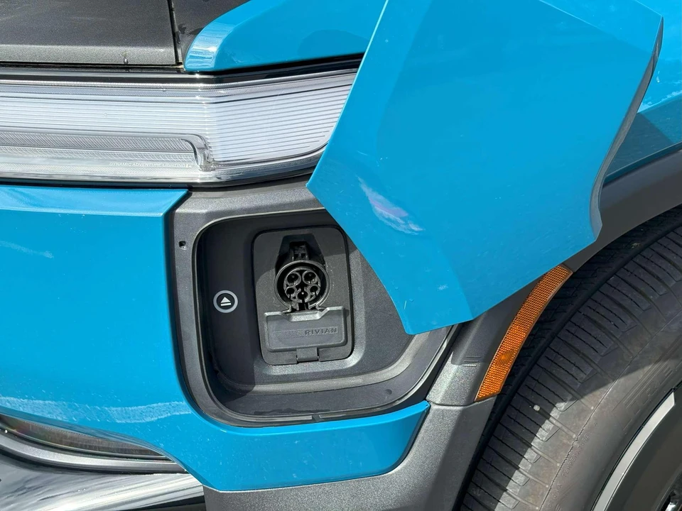 2025 Rivian R1S - Image 16 of 31