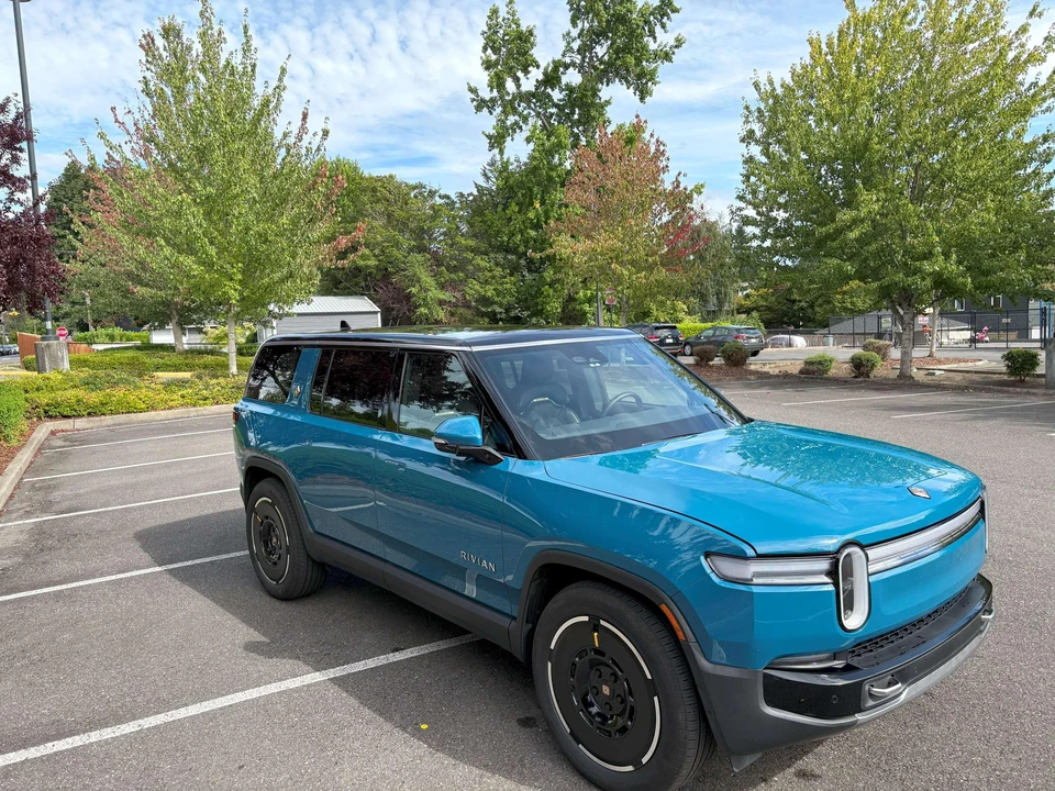 2025 Rivian R1S - Image 15 of 31