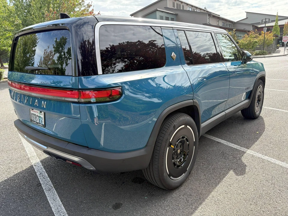2025 Rivian R1S - Image 13 of 31