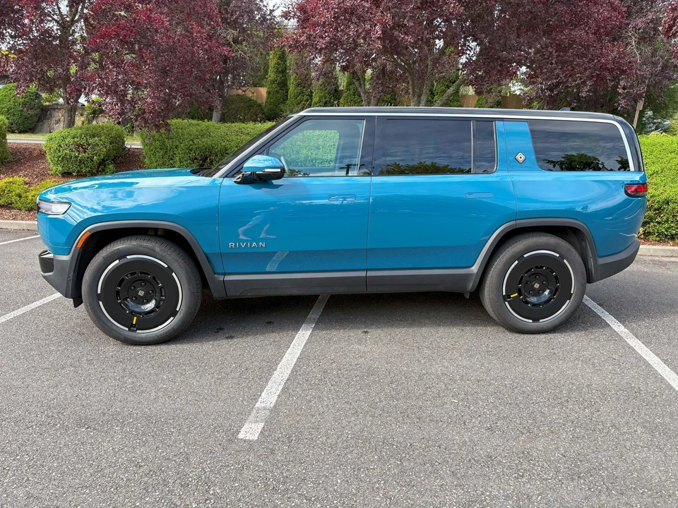 2025 Rivian R1S - Image 9 of 31