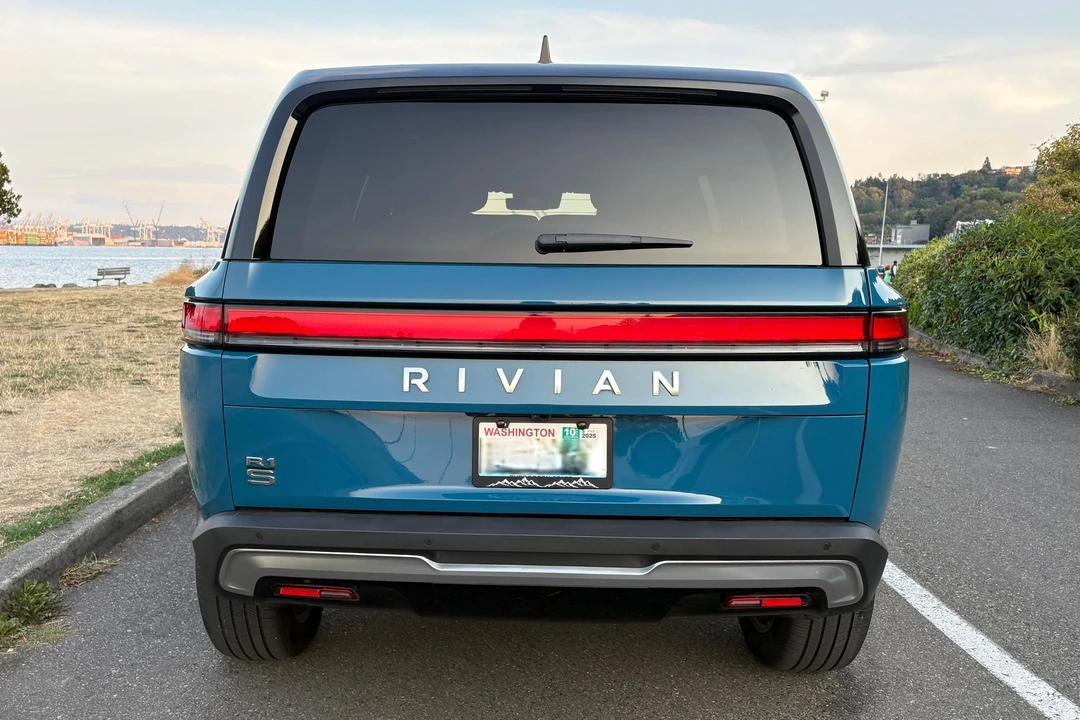2025 Rivian R1S - Image 5 of 31