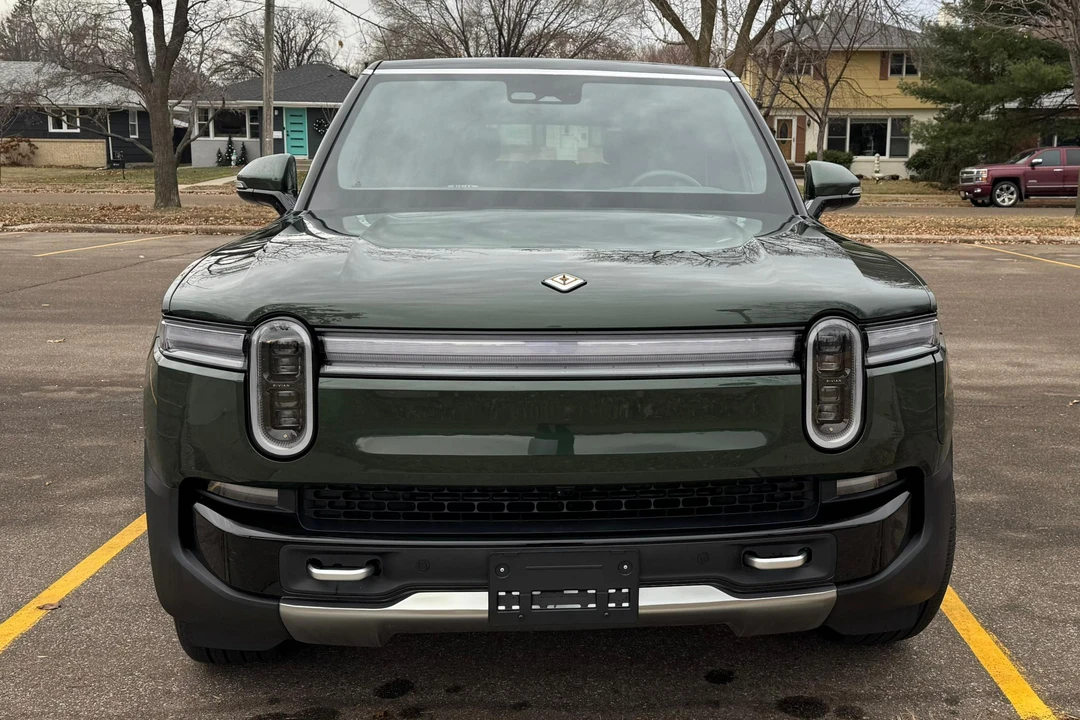 2025 Rivian R1S - Image 2 of 31