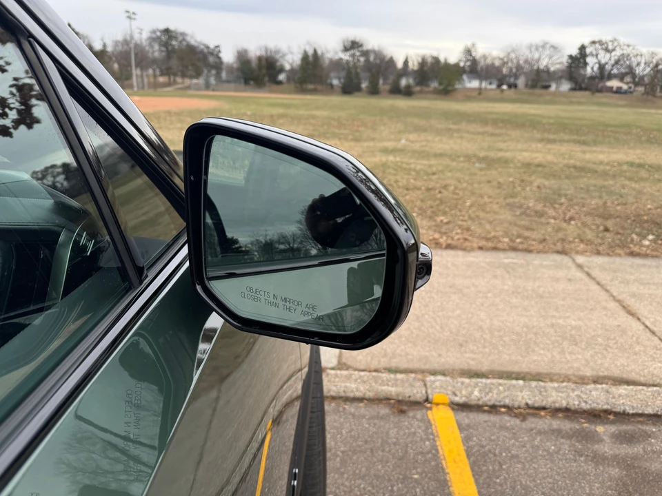 2025 Rivian R1S - Image 20 of 31