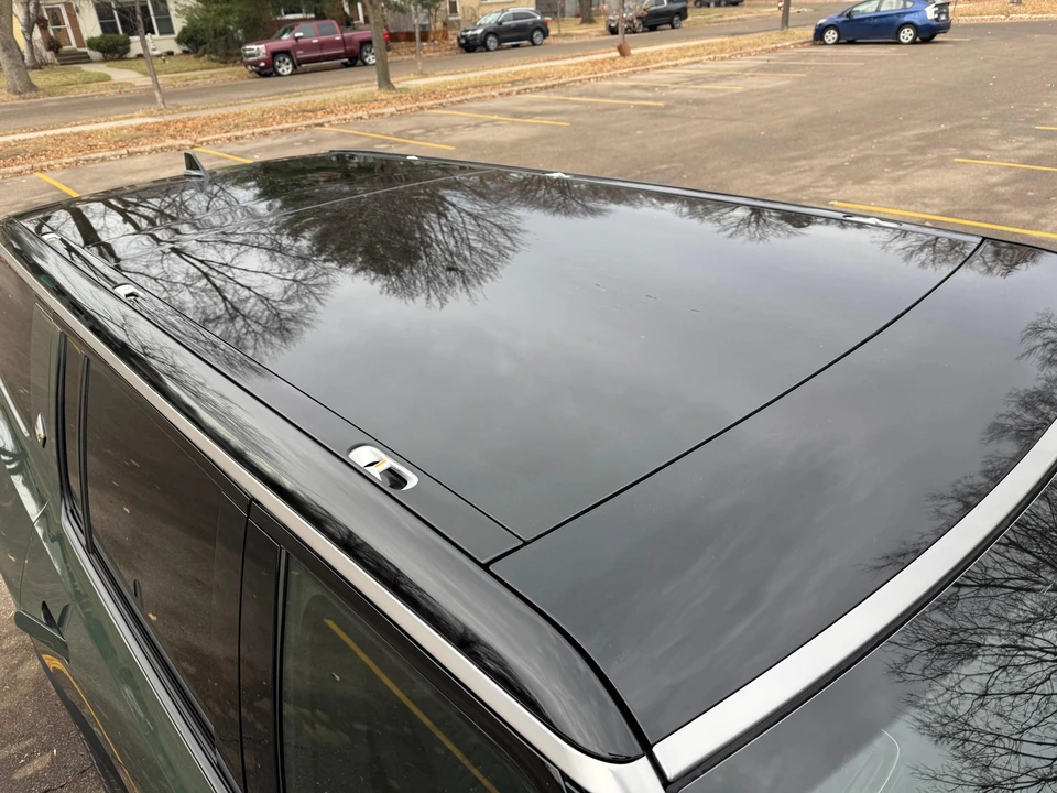 2025 Rivian R1S - Image 21 of 31