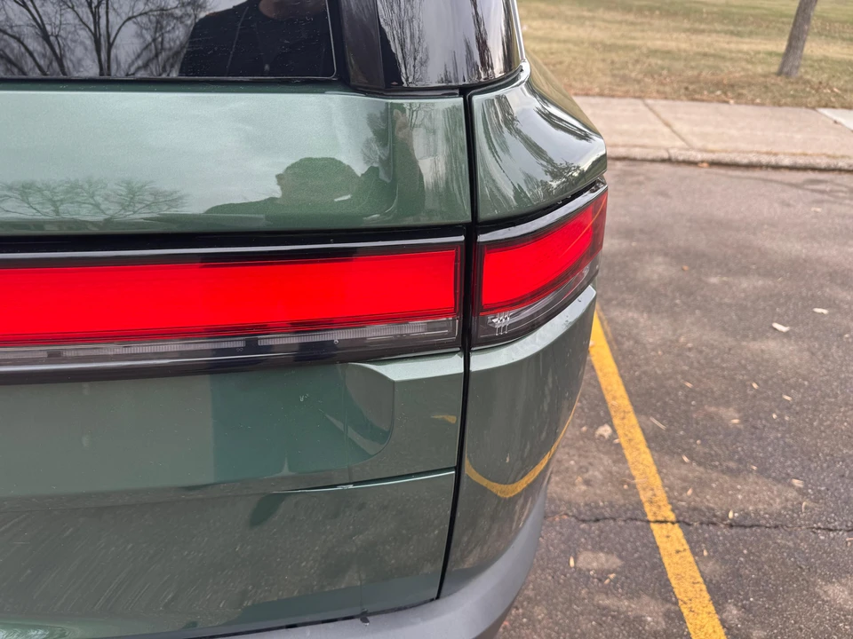 2025 Rivian R1S - Image 19 of 31