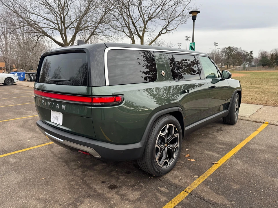 2025 Rivian R1S - Image 9 of 31