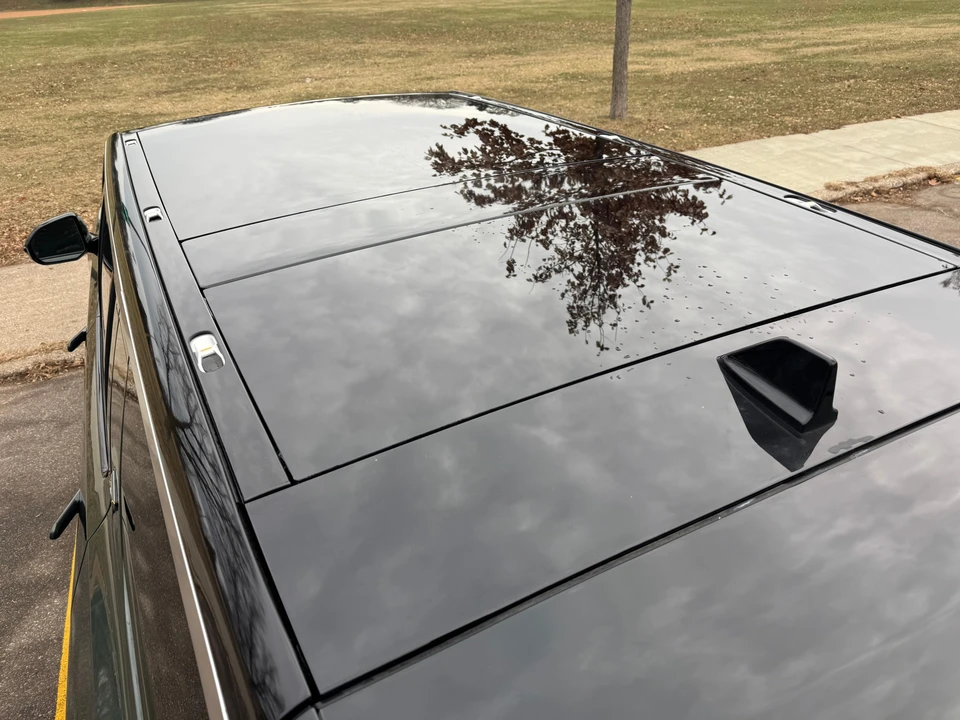 2025 Rivian R1S - Image 17 of 31