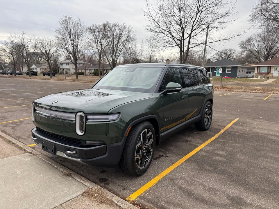 2025 Rivian R1S - Image 6 of 31
