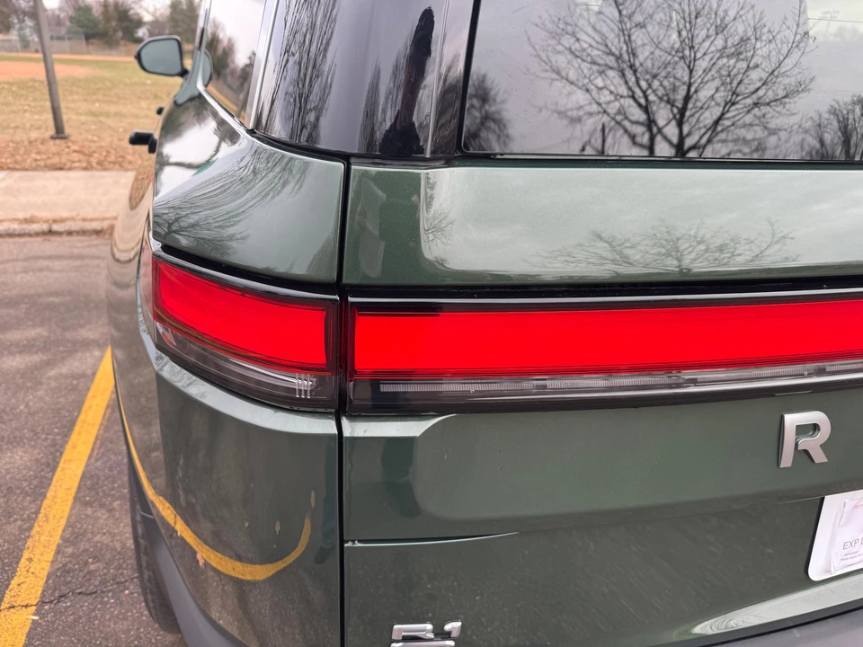 2025 Rivian R1S - Image 18 of 31
