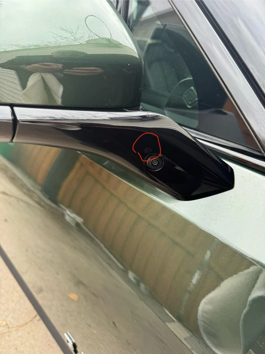 2025 Rivian R1S - Image 22 of 31