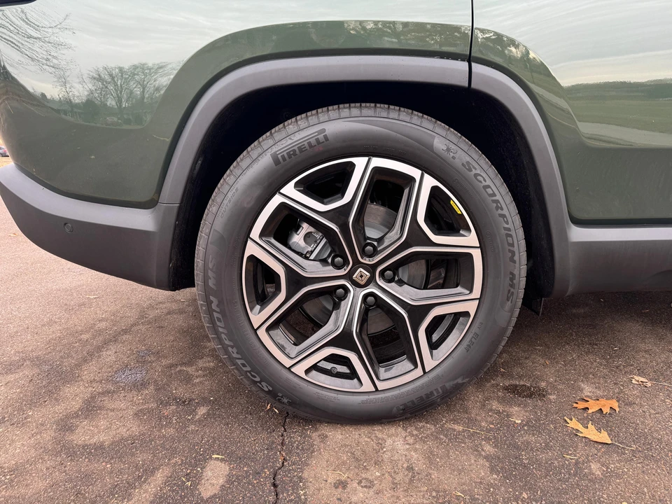 2025 Rivian R1S - Image 25 of 31