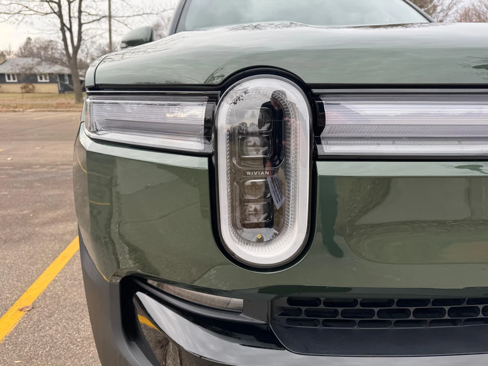 2025 Rivian R1S - Image 13 of 31