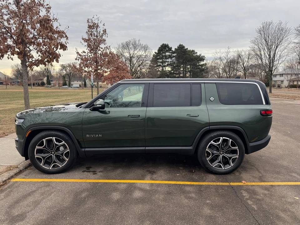 2025 Rivian R1S - Image 7 of 31