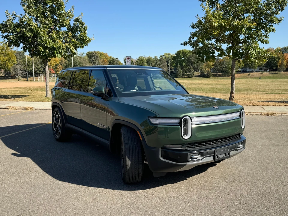 2025 Rivian R1S - Image 12 of 31