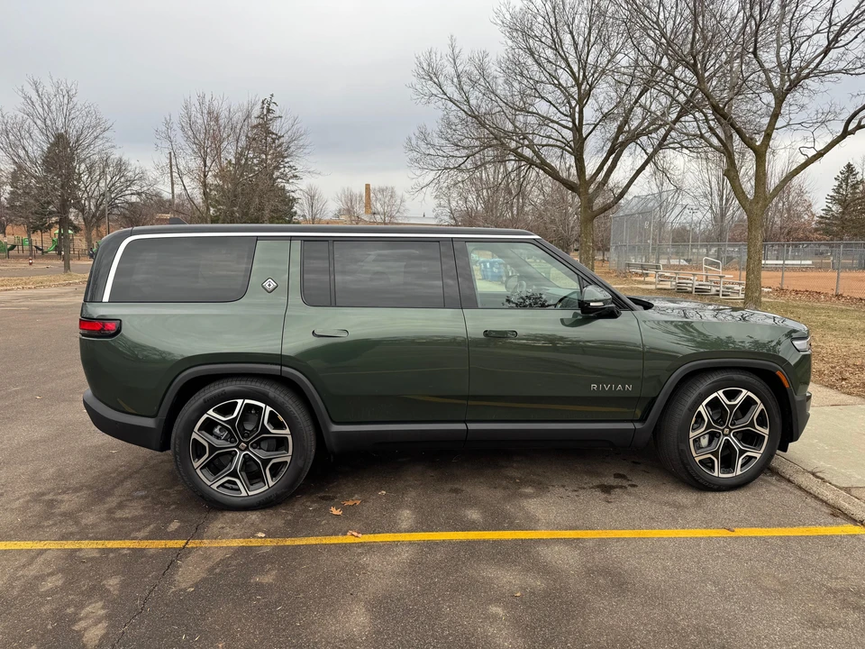 2025 Rivian R1S - Image 10 of 31
