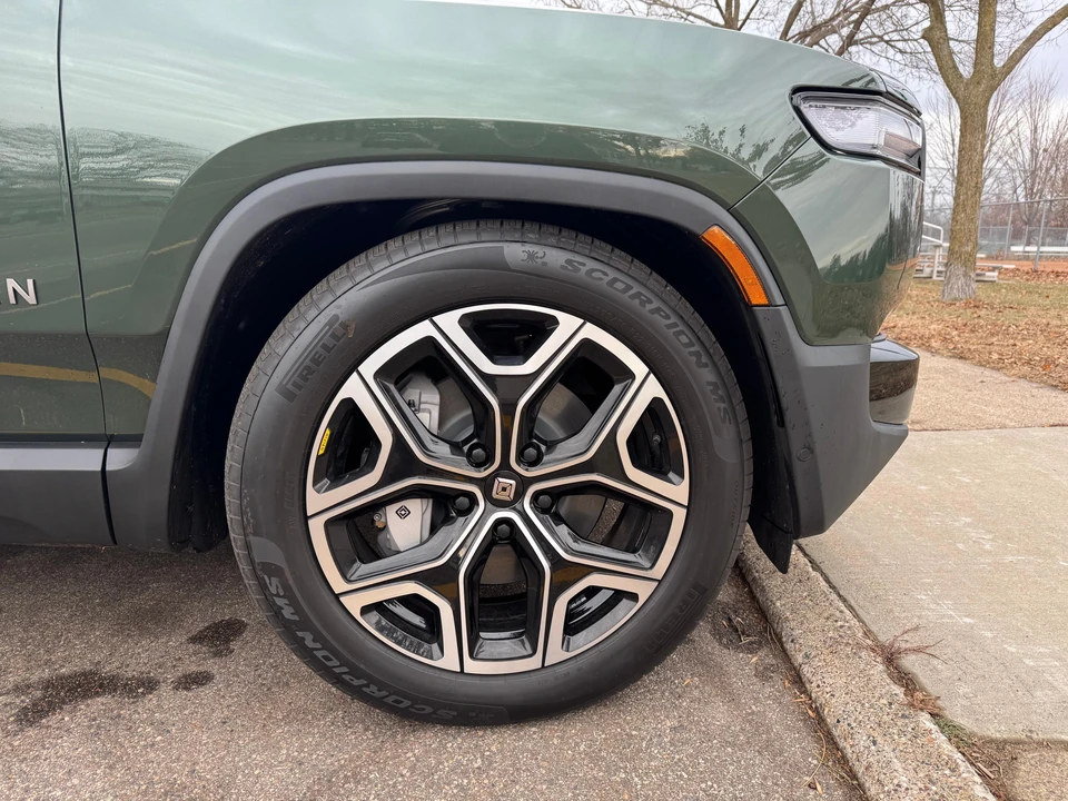 2025 Rivian R1S - Image 26 of 31