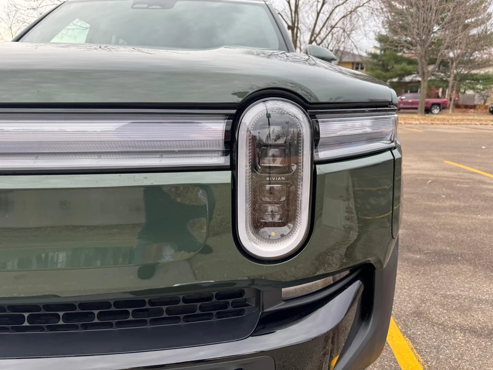 2025 Rivian R1S - Image 15 of 31