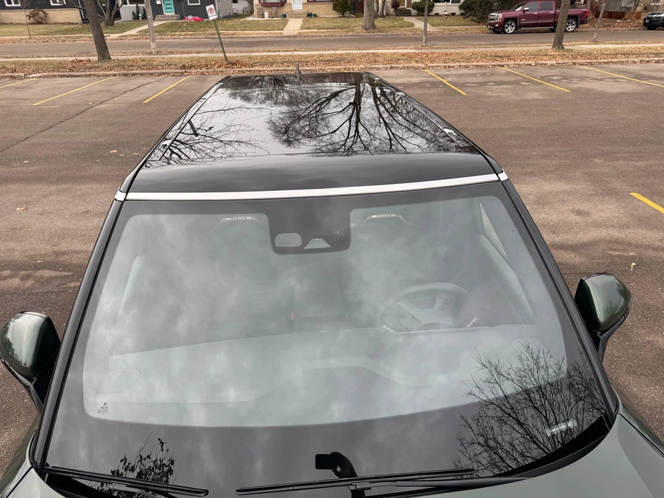 2025 Rivian R1S - Image 14 of 31