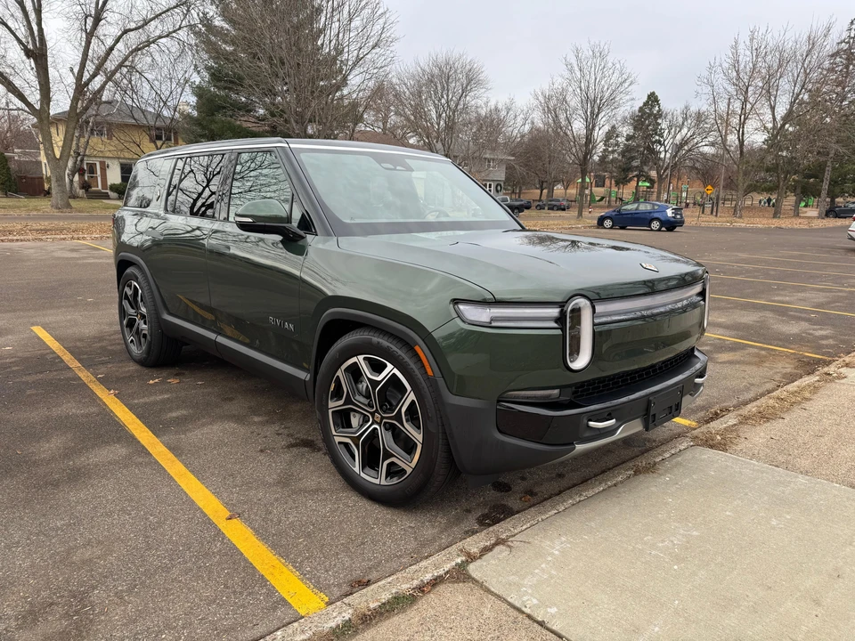 2025 Rivian R1S - Image 11 of 31