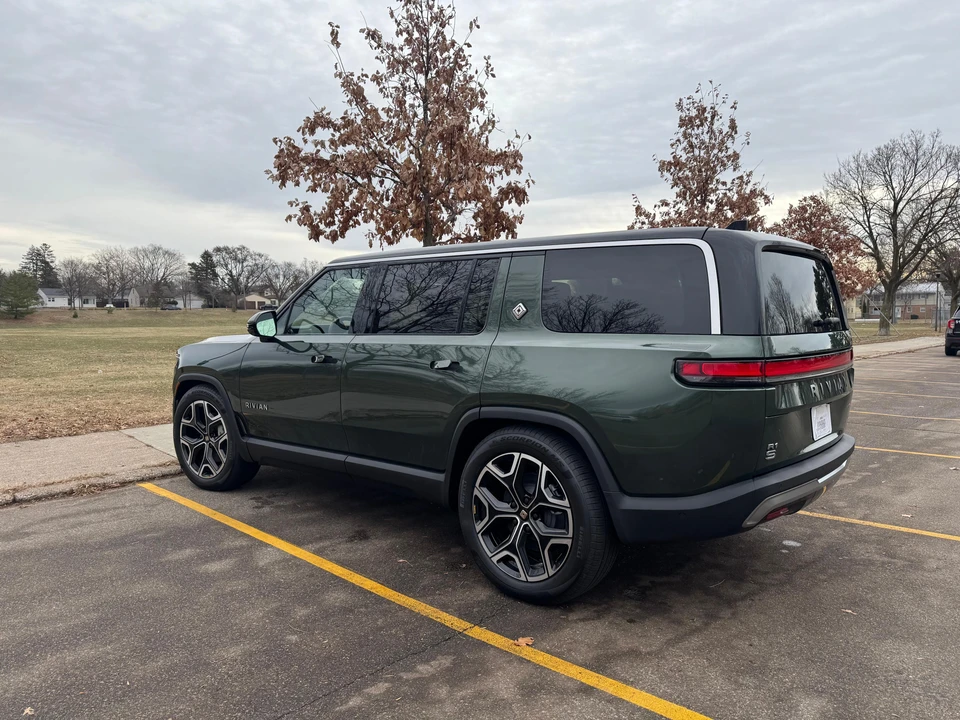 2025 Rivian R1S - Image 8 of 31
