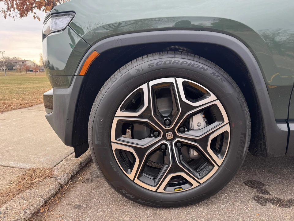 2025 Rivian R1S - Image 23 of 31